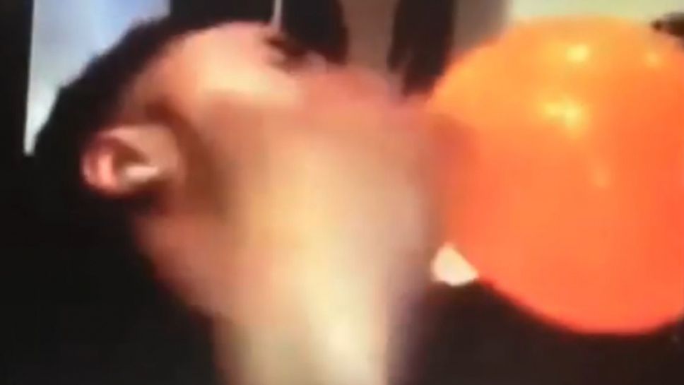 Рахим Стърлинг се забавлява с дишане на "райски газ" преди мача с Нюкасъл