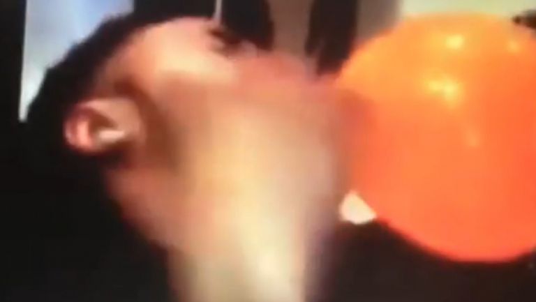 Рахим Стърлинг се забавлява с дишане на "райски газ" преди мача с Нюкасъл