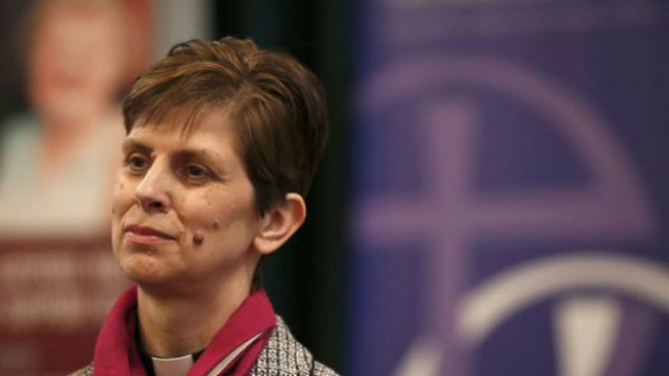 (АРХИВ) Първата жена-епископ в Англия е фен на Ман Юнaйтед