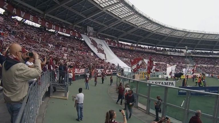 Атмосферата в сектора на феновете на Торино на дербито с Юве