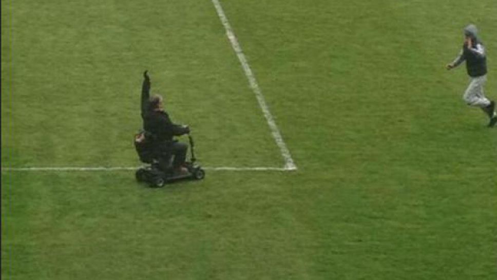 Фен в инвалидна количка нахлу на терена на мача Блекпул - Хъдърсфийлд