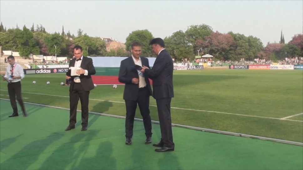 Стилиян Петров получи отличието си от УЕФА за "Клуб 100" и откри Евро 2015