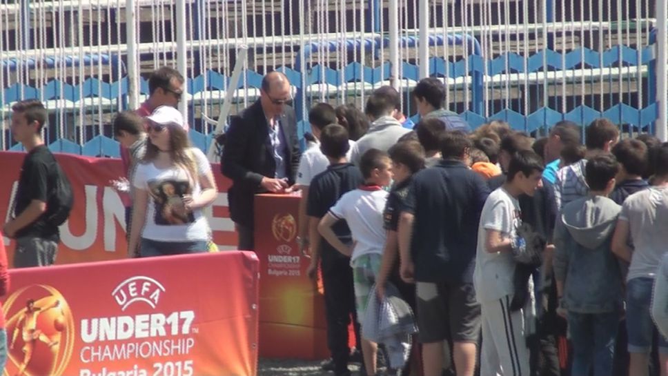 Марто Петров зарадва десетки малчугани с автографи в микс-зоната на ЕВРО 2015