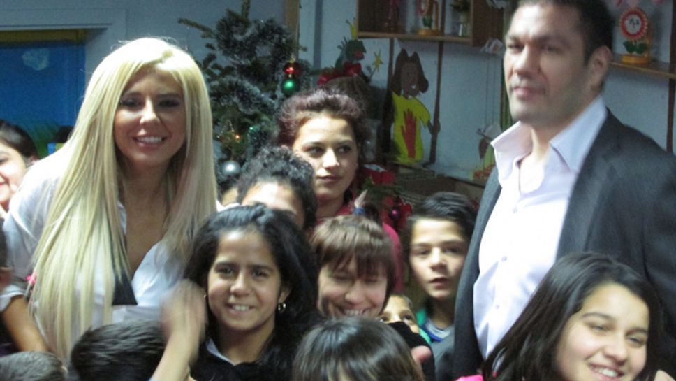 Кубрат Пулев и Андреа зарадваха децата от дома за сираци в Дупница с телевизор и пералня (ГАЛЕРИЯ)