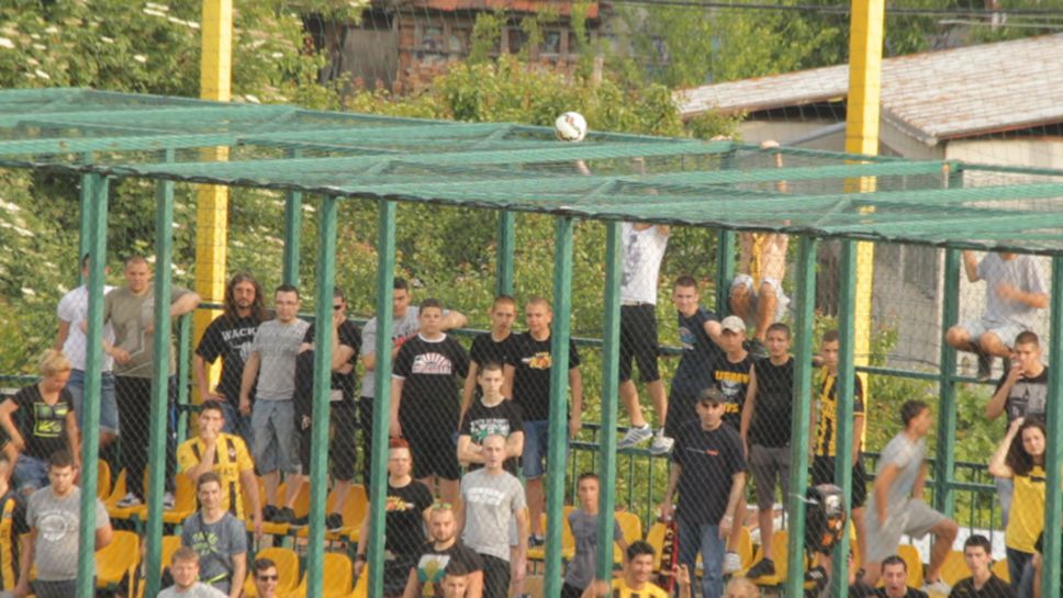 Феновете на Ботев опитват да свалят топка след удар на Милисавлевич