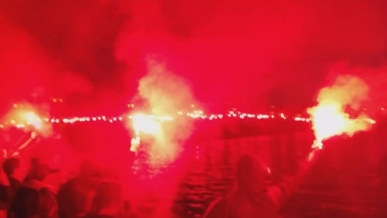 Ултрасите на Зенит отпразнуваха 90 годишнината клуба с огнено шоу над река Нева