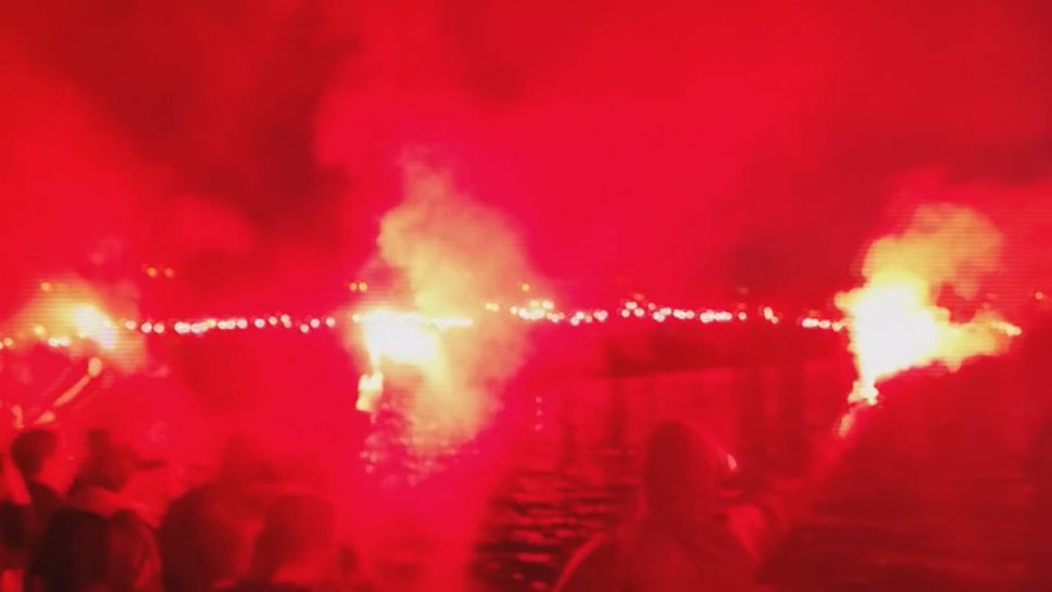 Ултрасите на Зенит отпразнуваха 90 годишнината клуба с огнено шоу над река Нева