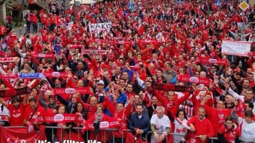 Ултрасите на Севиля подгряват преди финала във Варшава