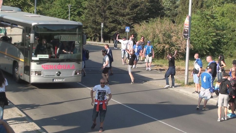 Напрежение  в близост до стадион “Лазур“, феновете на Левски и Черно море се засякоха