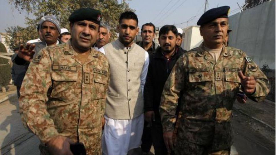 Амир Хан посети училище в Пакистан
