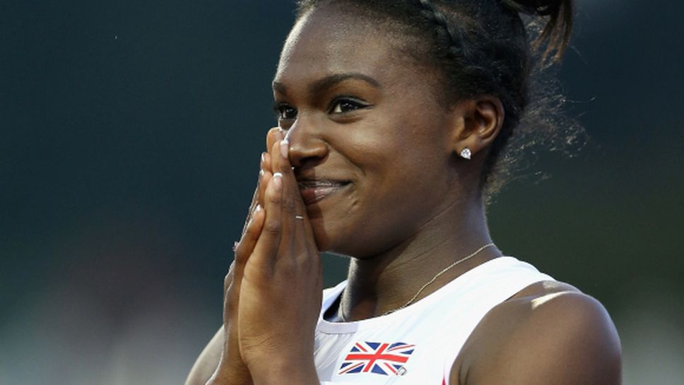 Световната шампионка за девойки на 100 м среща Кармелита Джетър