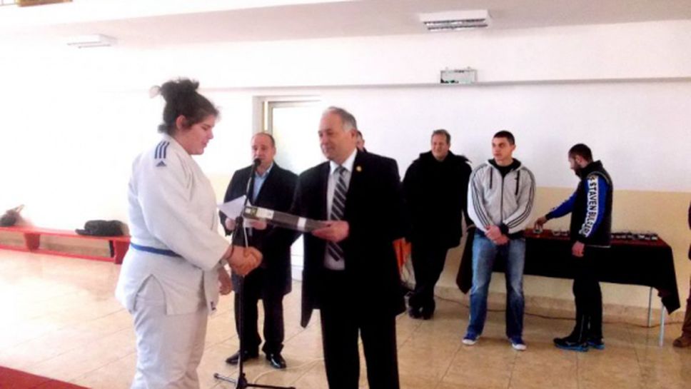 Наградиха световна вицешампионка по самбо