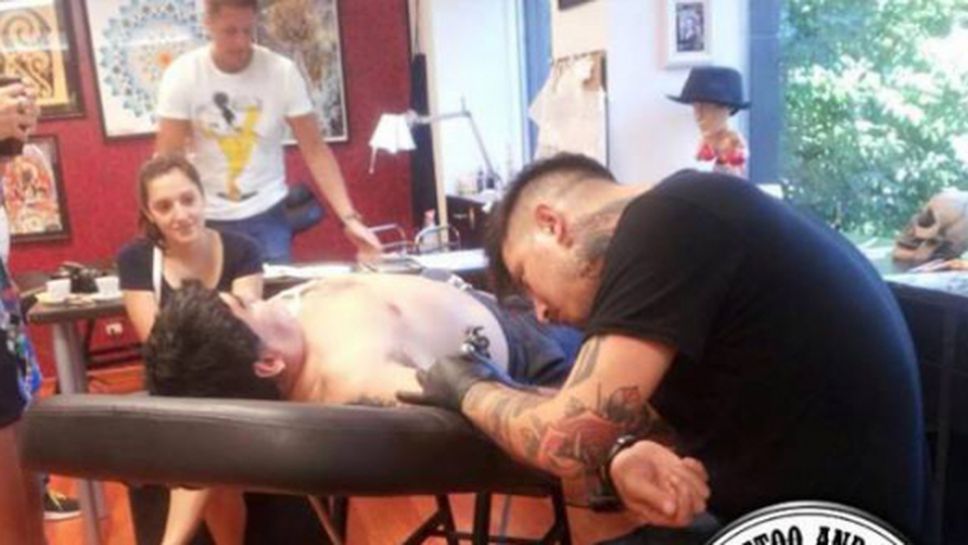 Марадона си татуира името на гаджето