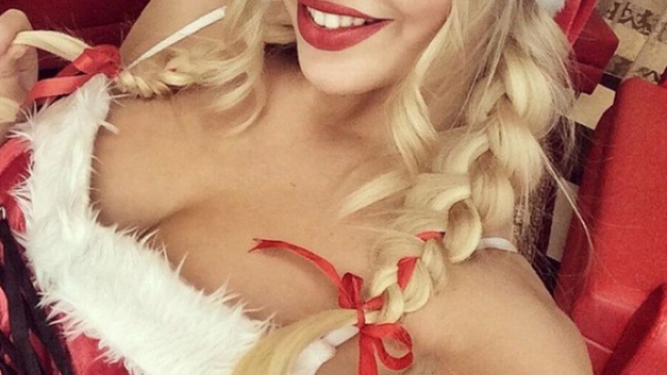 Бивша волейболистка стопля феновете с горещи фотоси в студените дни