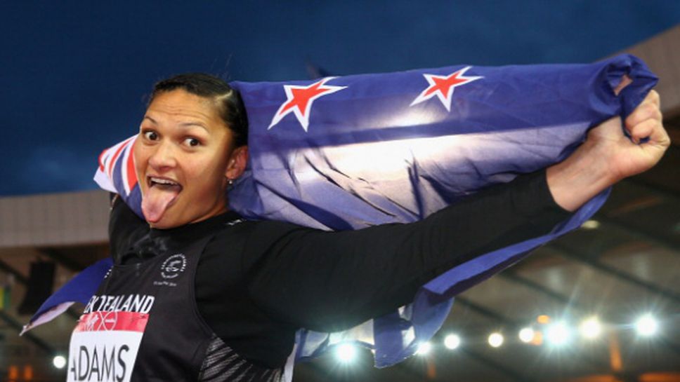 Валери Адамс се размина със самолетна катастрофа