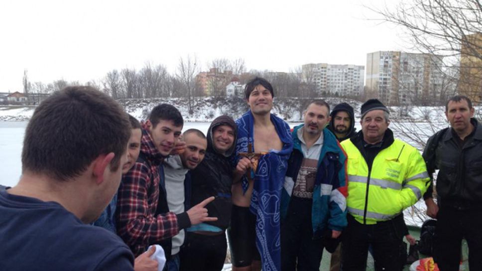 Бивш плувец извади кръста от езерото в "Дружба"