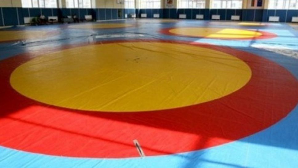 Перник получи подарък нов тепих от федерацията по борба