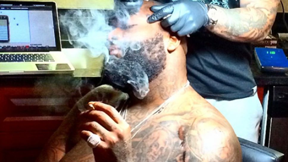 Рапър си татуира любимия отбор… на лицето