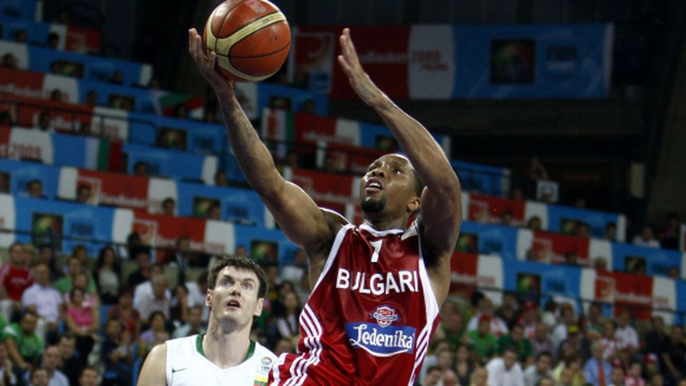 Бивш национал нокаутира нахлул на терена фен (видео)