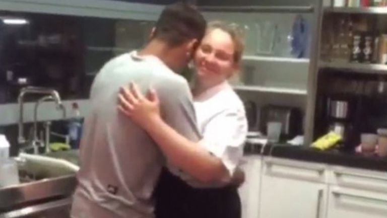 Неймар танцува салса с готвачката си (видео)