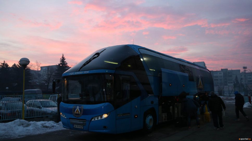 Левски потегли за Турция с автобус (галерия)
