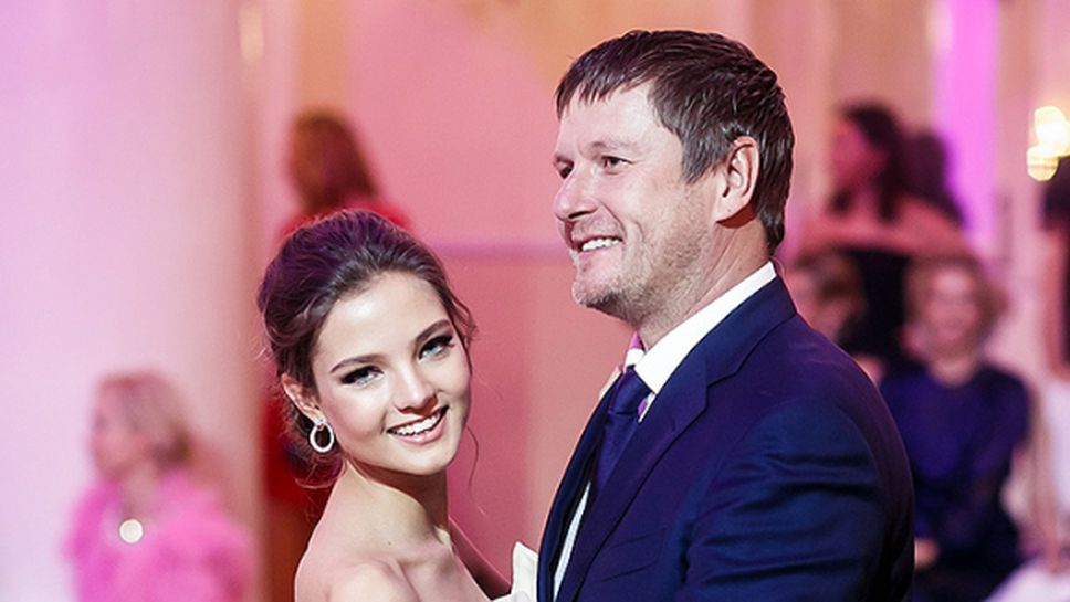 16-годишната дъщеря на Кафелников по сутиен и жартиери (видео)