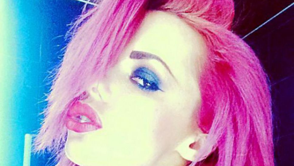 Анн-Джи стана червенокоска