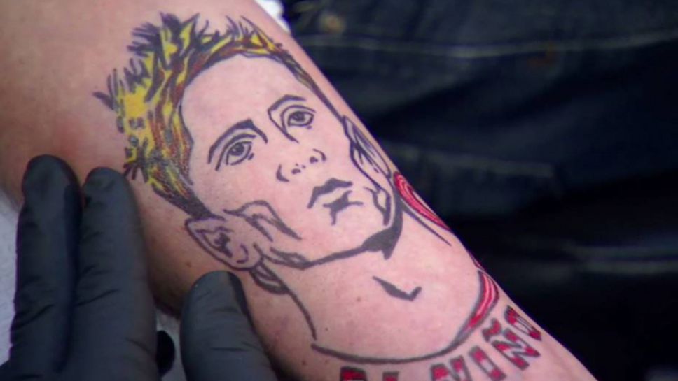 Малшанс: Коментатор трябваше да си татуира Торес след изгубен бас (видео)