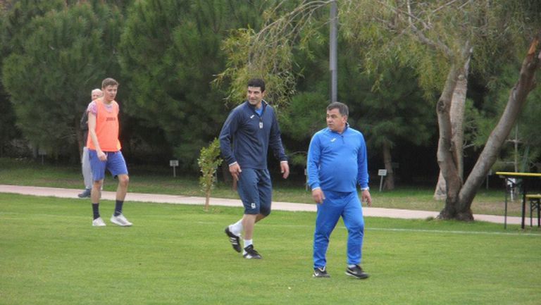 Гонзо, Стойчо и треньорите в Левски се забавляват в демонстративен мач