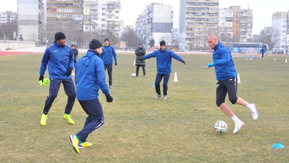 Футболистите на Черно море разнообразиха тренировките си с джитбол