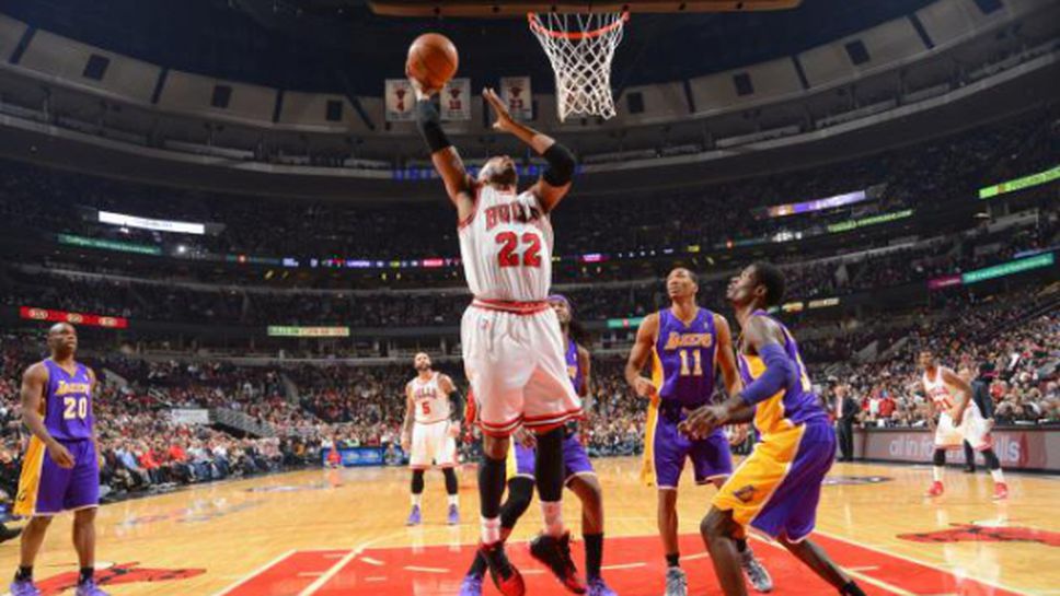 Лейкърс прекъсна негативна серия след измъчена победи над Чикаго