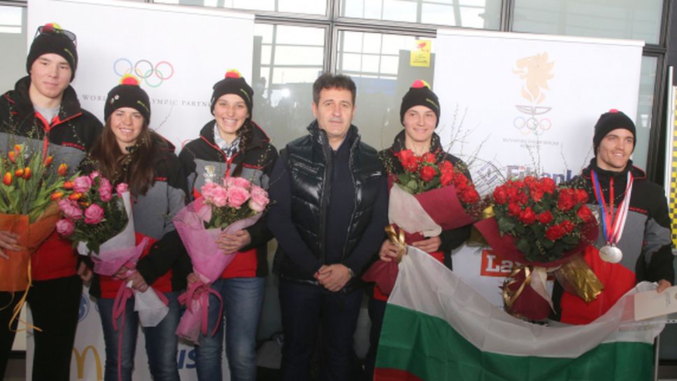 Много цветя и поздравления при посрещането на младите ни олимпийци