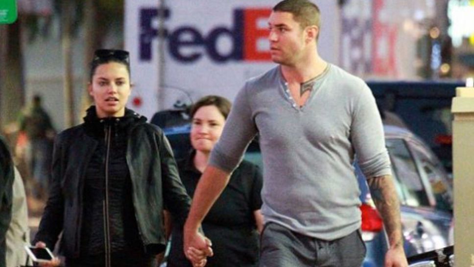 Адриана Лима с нов мъж до себе си