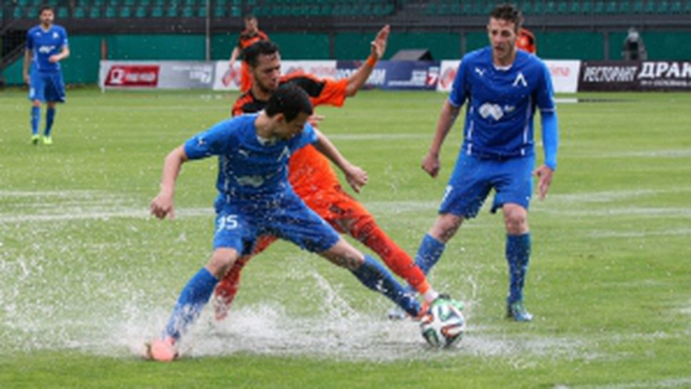 Левски победи Литекс с гол на Валери Божинов в Ловеч
