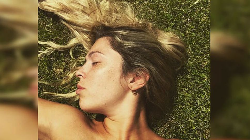 Футболна съпруга позира чисто гола в "Инстаграм"