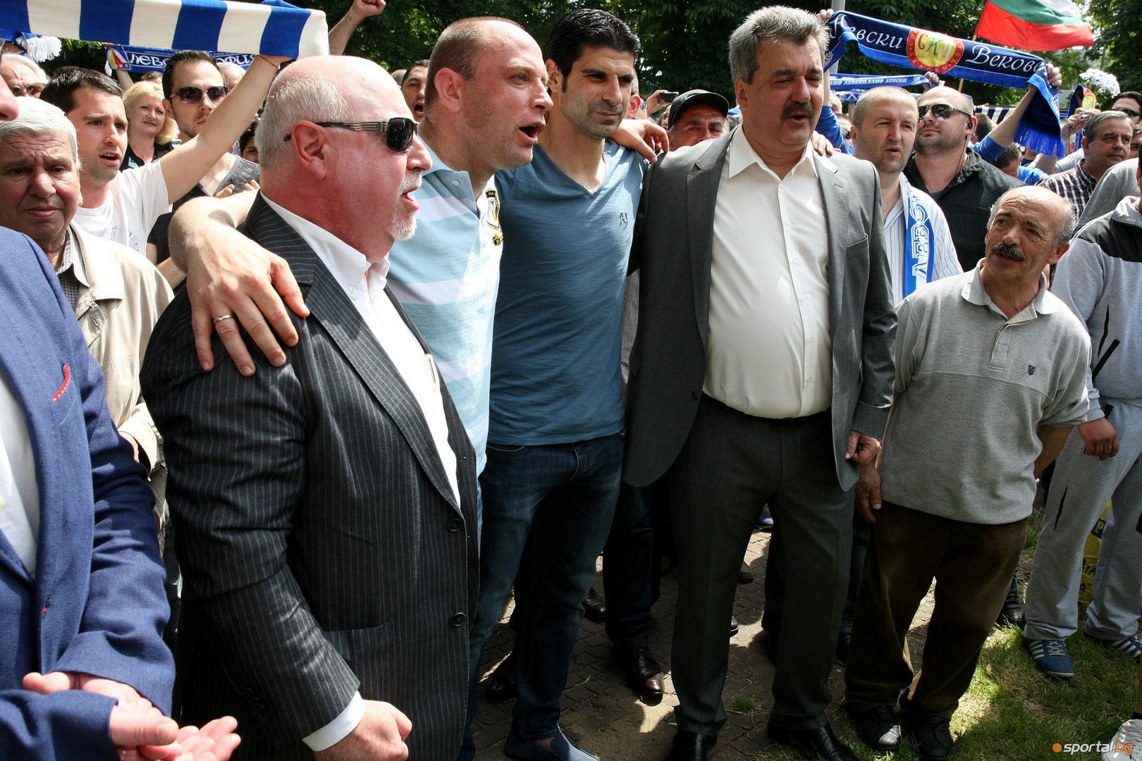 Стотици почетоха основателите на Левски пред могилката пред 22-ра гимназия