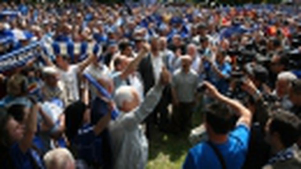 Стотици почетоха основателите на Левски пред могилката пред 22-ра гимназия