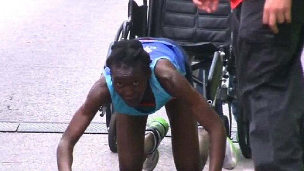 Кенийка лази на маратон, обявяват я за герой