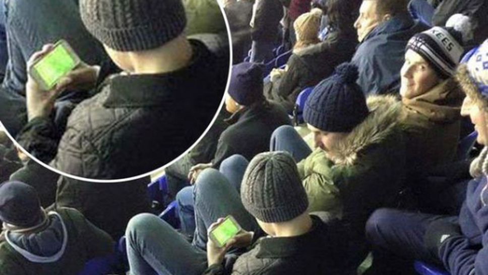 Фен на Уигън отиде на стадиона… за да гледа мач от ШЛ на телефона си