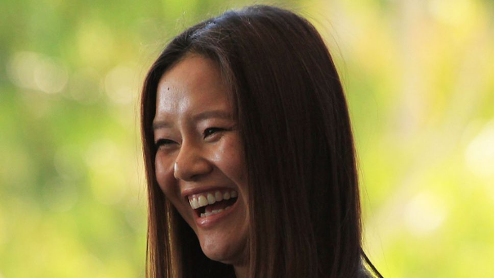 На Ли показа коремче