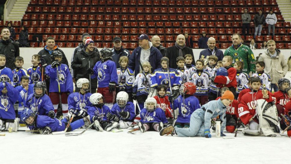 Министър Кралев награди участниците в детския хокеен турнир "Крос Айс"