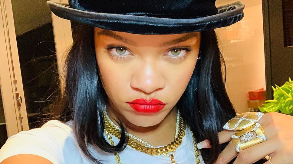 Риана спира дъха по бельо