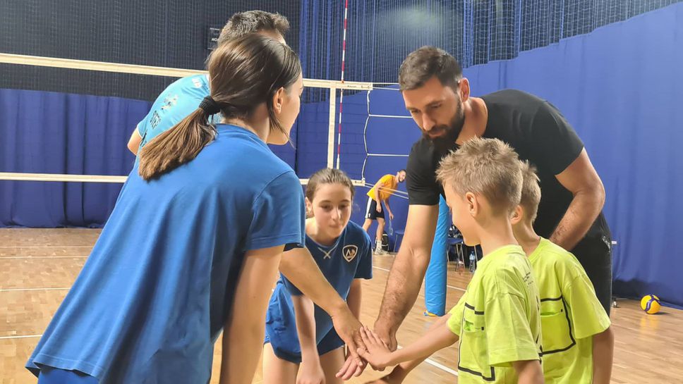 Цецо Соколов поигра волейбол със синовете си за "Предизвикай се с кауза", Ева Янева подари шампионска фланелка