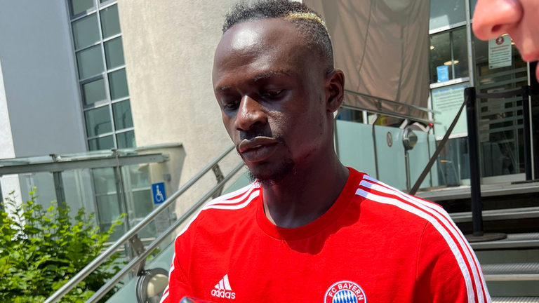  Мане към този момент е с фланелка на Байерн, показват го на следващия ден 