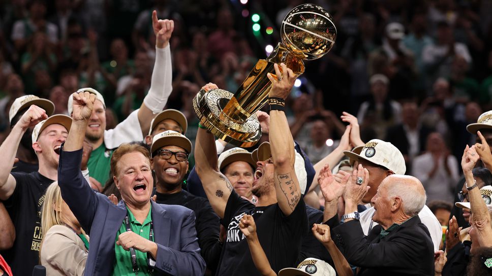 Треньорът на шампионите разходи трофея от НБА по улиците на Бостън