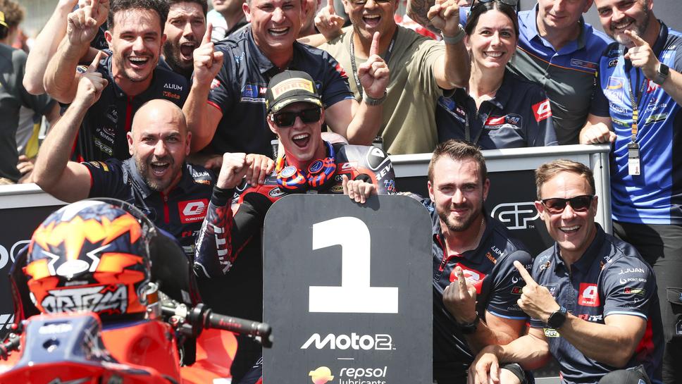 Иван Ортола с първа победа в Moto2 след изпреварване в последния завой