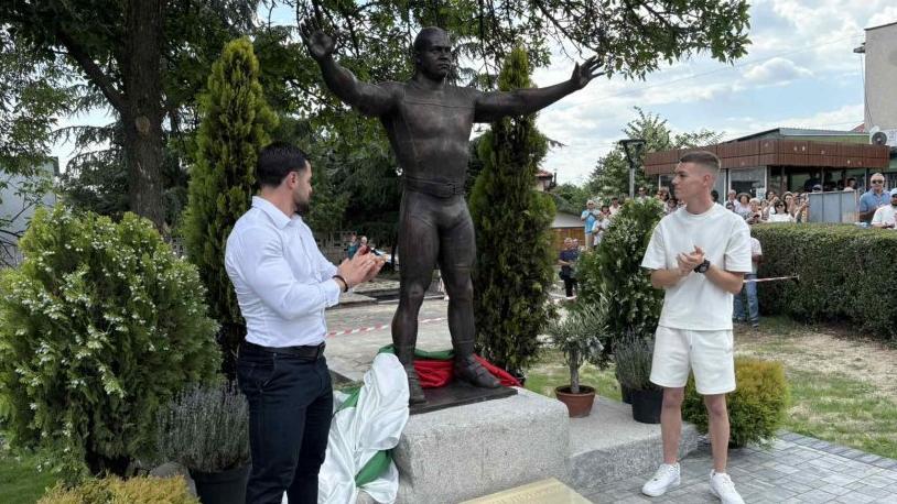 Паметник на олимпийския шампион Милен Добрев бе открит в родното му село Житница