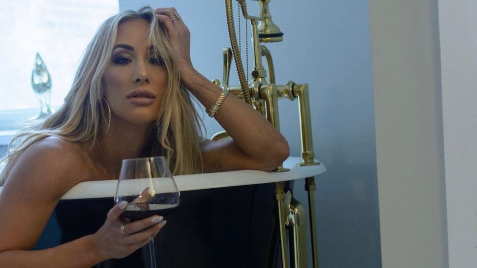 Кечистка прикова погледите в червен бански