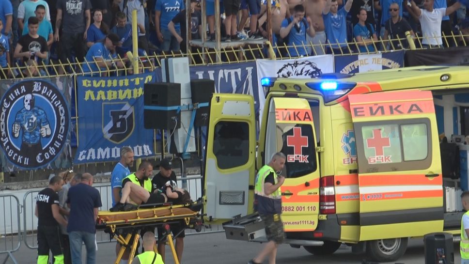 Линейка откара пострадал фен на Левски в средата на първото полувреме