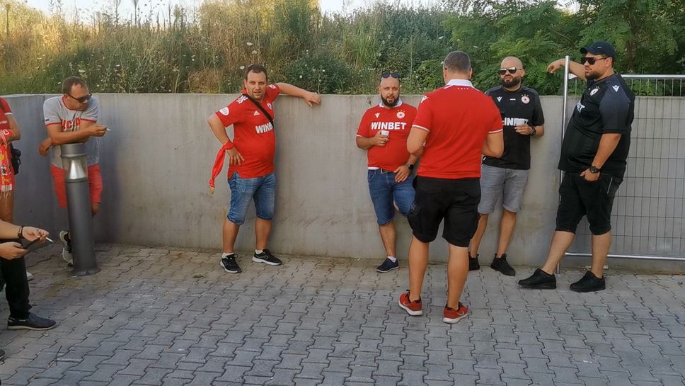 Фенове и журналисти заедно се крият от жегата на почивката на Македония - ЦСКА - София